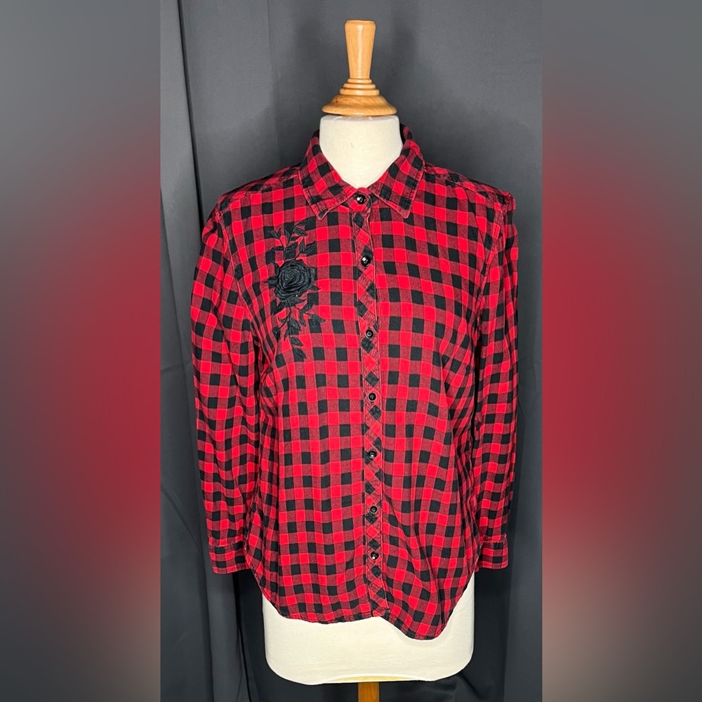 Women’s size M Faded Glory Long Sleeve Red/Black Flannel‎ Shirt.